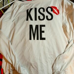 KISS ME SHIRT. LONGSLEEVE